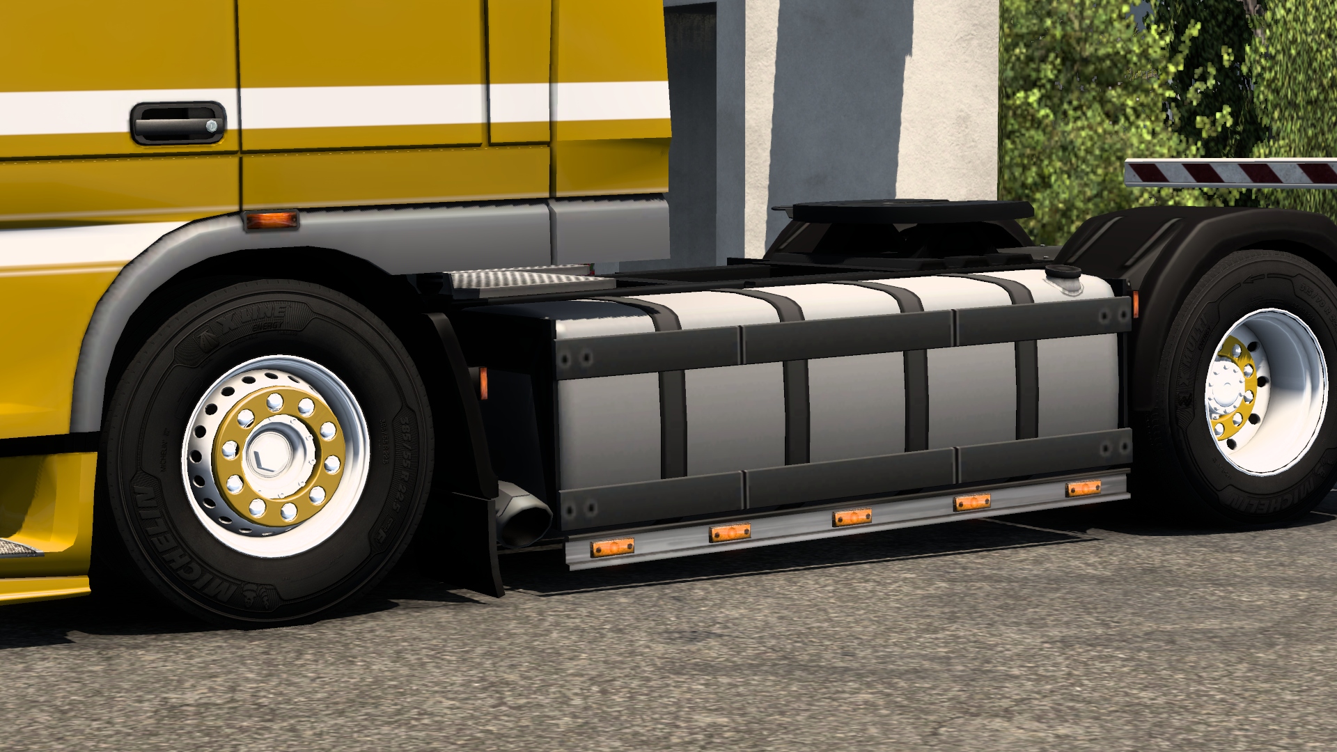 XF 105 Sideskirt + exhaust