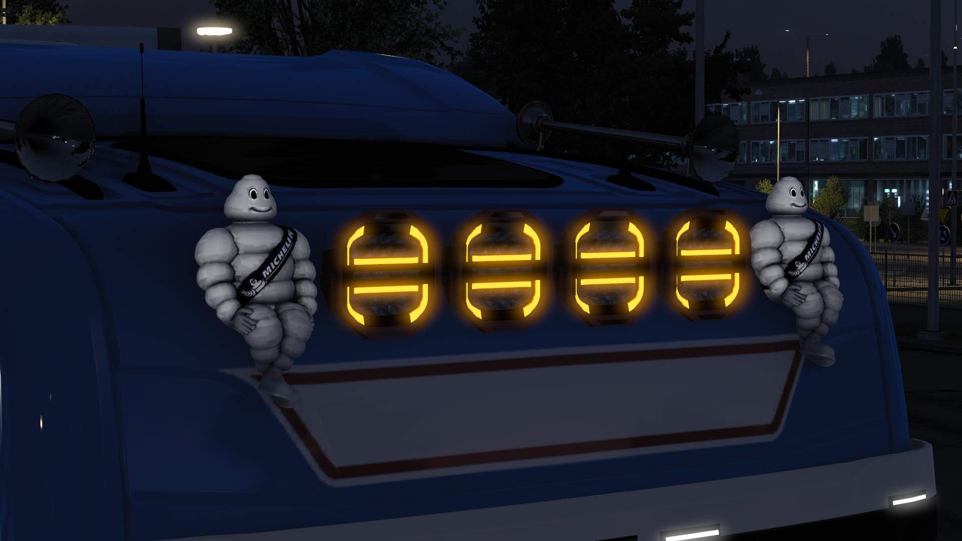 Highcab roofbar with modern square thing lights
